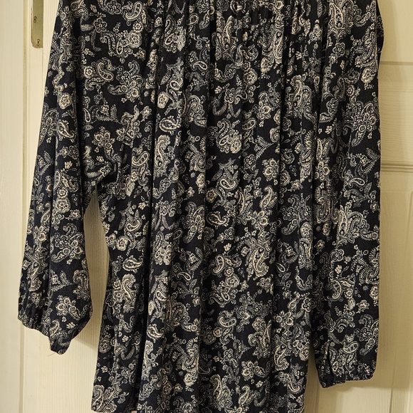 Women's Chaps 3/4 inch sleeves, V-neck blouse.  Navy blue w/white paisley design - Picture 2 of 4
